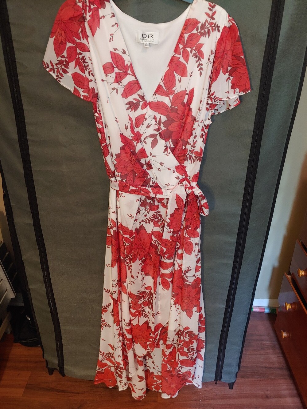 Donna Ricco White Dress with Red Floral Print